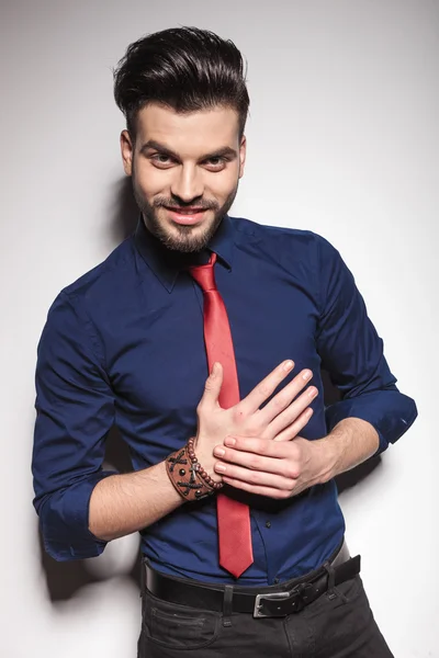 Young business man smiling at the camera — Stock Photo, Image