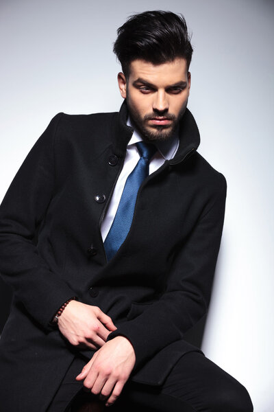 Привлекательный молодой бизнесмен смотрит свысока