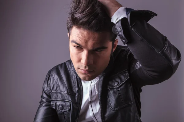 Hombre de moda casual arreglando su cabello — Foto de Stock