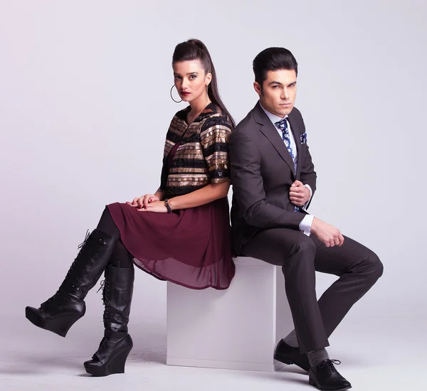 Giovane coppia di moda seduta — Foto Stock