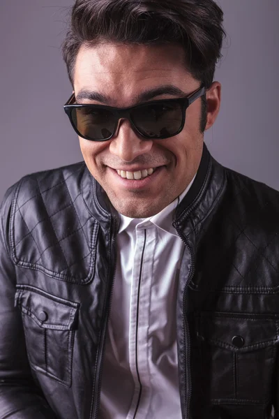 Smiling handsome man wearing black sunglasses. — Stock Photo, Image