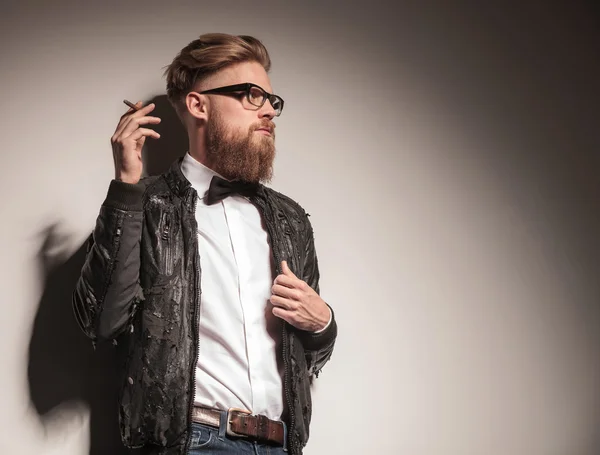 Hipster joven hombre de negocios fumando un cigarrillo . — Foto de Stock