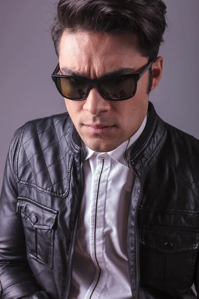 Hombre de moda casual con gafas de sol — Foto de Stock