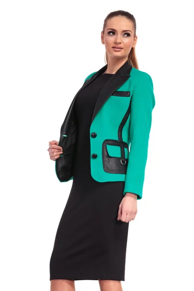 Elegante Geschäftsfrau zieht ihre Jacke — Stockfoto