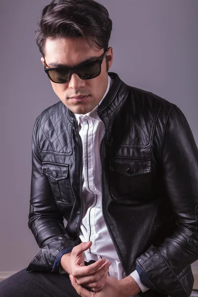 Homem de moda usando óculos de sol e jaqueta de couro — Fotografia de Stock