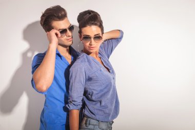 Bir rahat çift poz portresi