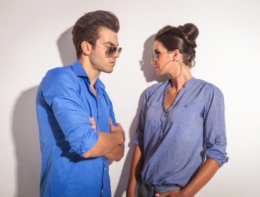 Rahat çift birbirine bakarak