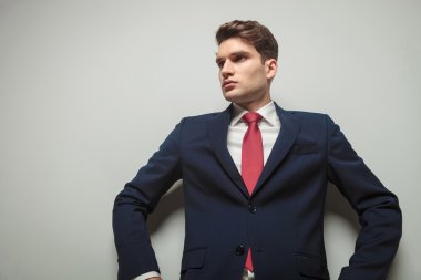 Yakışıklı iş adamı duvara yaslanmış 