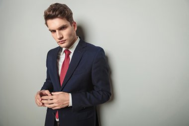 düşünme genç iş adamı