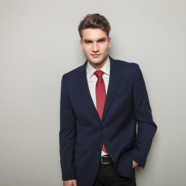 Cebine elini tutarak yakışıklı iş adamı 