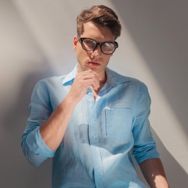  casual yakışıklı bir duvara yaslanmış