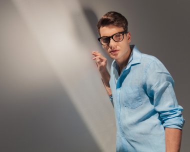 casual adam duvara elini tutarak.