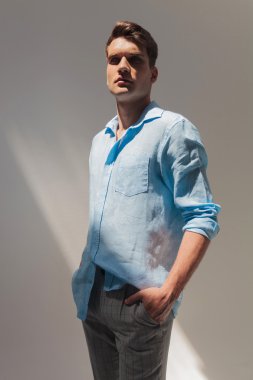 Çekici genç moda adam elini cebine poz