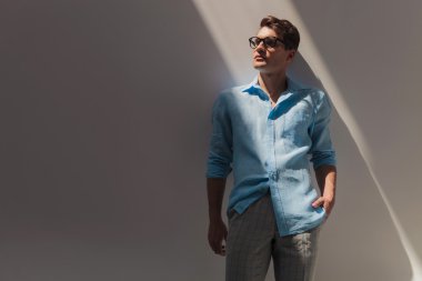 Çekici genç casual adam ararken 