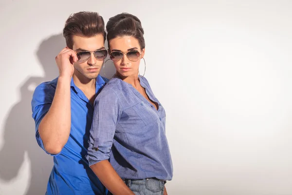 Casual man fixing his sunglasses — Stock Photo, Image