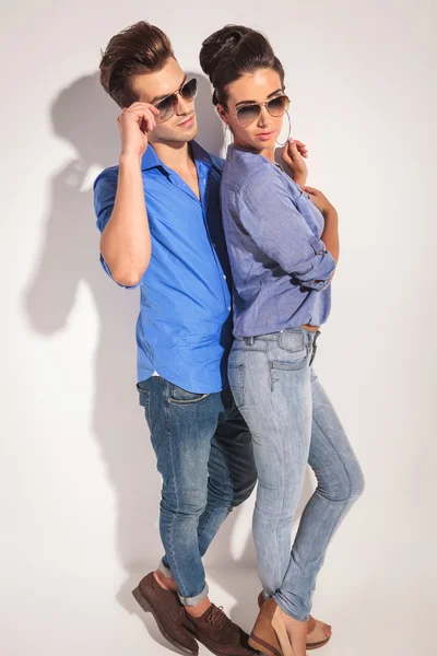 Side view of a casual couple posing near a  wall — Stock Photo, Image