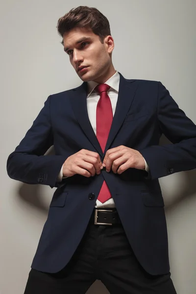 Handsome young business mna closing his jacket. — Stock Photo, Image