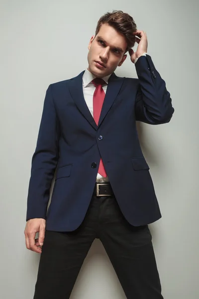 Handsome young business man scratching his head — Stock Photo, Image