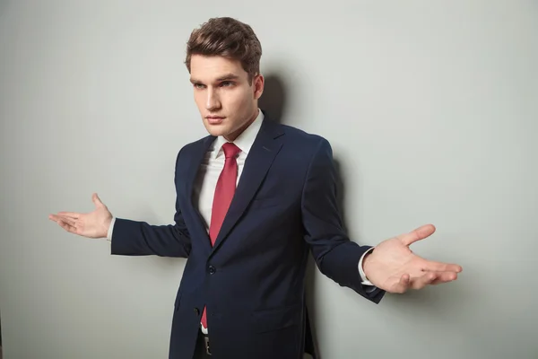 Hombre de negocios de pie con los brazos abiertos — Foto de Stock