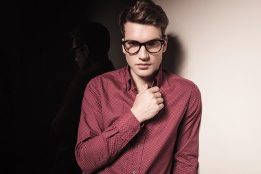 tasmasını sabitleme yakışıklı iş adamı 