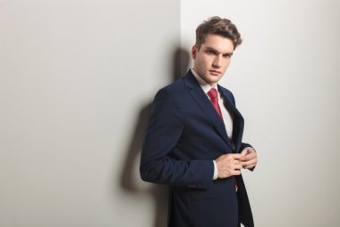 Ceketini kapanış yakışıklı genç iş adamı