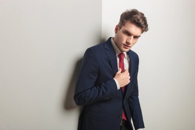 Kravatını sabitleme başarılı genç iş adamı.