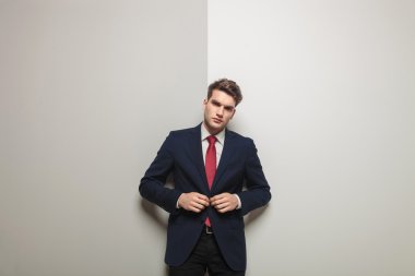 genç yakışıklı iş adamı ceketini kapanış.