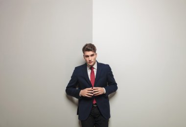 Bir karar vermek çalışırken çekici genç iş adamı.