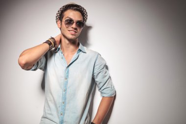 Gülümseyen ve uzak arıyorum genç moda adam