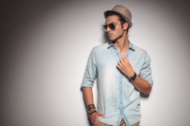 Yakışıklı genç casual adam onun tarafına arıyorsunuz