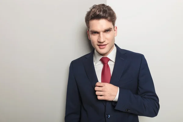 Smiling young business man looking at the camera — Stock Photo, Image