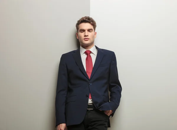 Business man leaning on a wall with his eyes closed — Stock Photo, Image