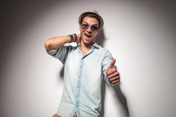 Fiatal divat férfi mutatja a remek gesztus — Stock Fotó