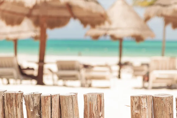 Sonnenliegen und Sonnenschirme am Strand — Stockfoto