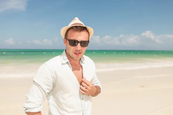 Attraente giovane uomo in posa sulla spiaggia — Foto Stock