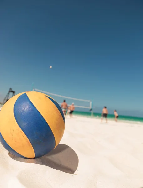 Ballon de volley sur la plage — Photo