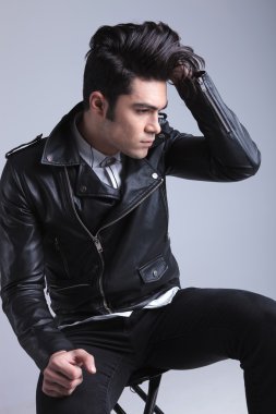bir sandalyede oturan genç moda adam 