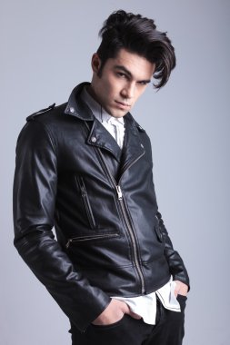 Atrractive genç moda adam kameraya bakan
