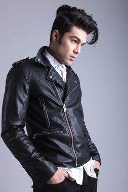 Elleri ceplerinde tutan adam genç moda 