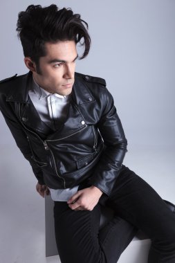 Çekici genç moda adam rahatlatıcı