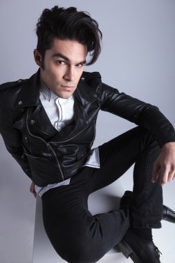 Oturan bir genç yakışıklı moda adam görüş açısı