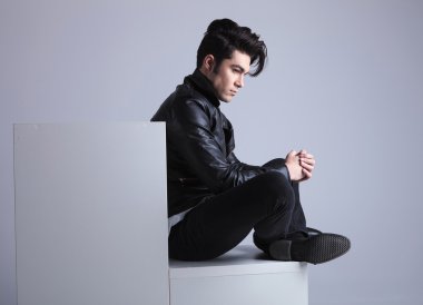  moda bir süre üzerinde oturan adam mobilya