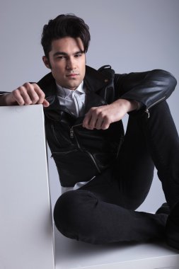 Katta oturan yakışıklı moda adam