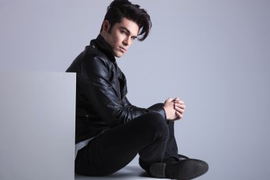 Katta oturan moda adam