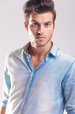 yakışıklı delikanlı gri studio arka plan üzerinde poz