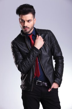 Ceketini sabitleme Atractive genç iş adamı 