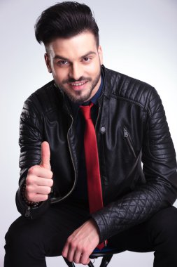 Mutlu rahat işadamı işareti Yaşasın gösterilen.