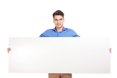 Casual adam elinde boş bir afiş tutun.