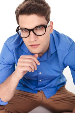 izole arka plan üzerinde oturan yakışıklı genç moda adam