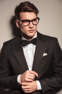 iş adamı uzakta onun kol tamir ederken arıyorsunuz.